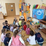 dzieci oglądają film edukacyjny
