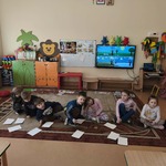 Dzieci pracują na dywanie