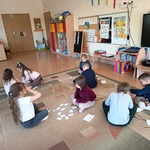 Dzieci pracują na dywanie
