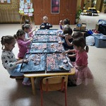 Dzieci rozbijają skały