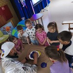 dzieci rysują na arkuszu układ słoneczny