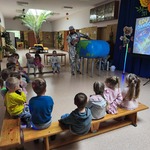 Dzieci obserwują kulę ziemską