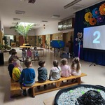 Dzieci obserwują kulę ziemską