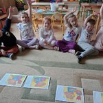 Dzieci pracują przy obrazkach
