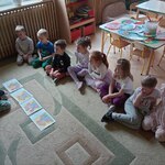 Dzieci pracują przy obrazkach