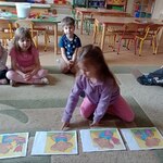 Dzieci pracują przy obrazkach