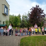 Dzieci wychodzą z przedszkola