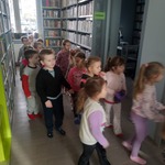 Grupa dzieci w bibliotece