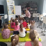 Grupa dzieci w bibliotece