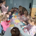 Grupa dzieci w bibliotece