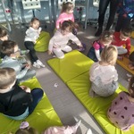 Grupa dzieci w bibliotece