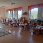 Dzieci wykonują pocztówki