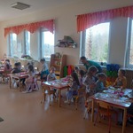 Dzieci wykonują pocztówki