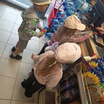 Dzieci kupują lody