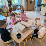 Dzieci wykonują własne zabawki