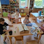 Dzieci wykonują własne zabawki