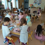 Dzieci wykonują własne zabawki
