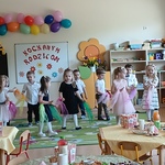 Dzieci występują przed rodzicami