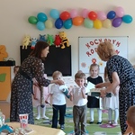 Dyrektor pasuje na przedszkolaka dzieci