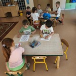 Dzieci pracują na zajęciach
