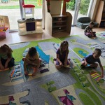 Dzieci pracują na zajęciach na dywanie