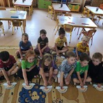 Dzieci pracują na zajęciach