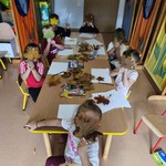 Dzieci pracują z darami jesieni