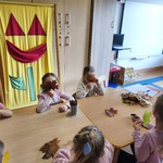 Dzieci pracują z darami jesieni