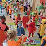 Dzieci bawią się na balu