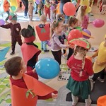 Dzieci bawią się na balu