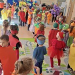 Dzieci bawią się na balu